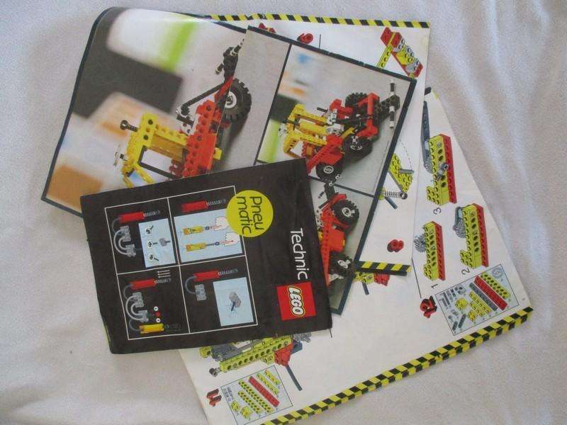Box vintage 1984 Lego Technic forklift no 8843 (incomplete) plus a bag of over 200 real lego pieces