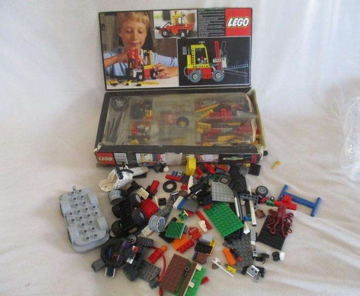 Box vintage 1984 Lego Technic forklift no 8843 (incomplete) plus a bag of over 200 real lego pieces