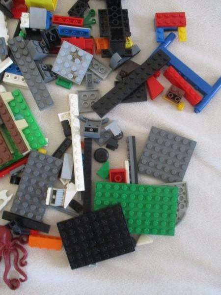 Box vintage 1984 Lego Technic forklift no 8843 (incomplete) plus a bag of over 200 real lego pieces