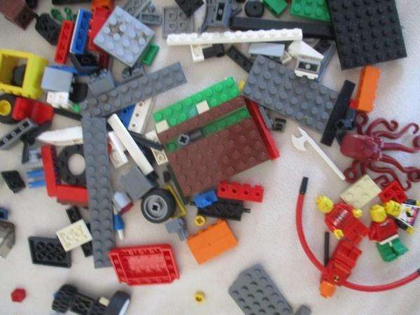 Box vintage 1984 Lego Technic forklift no 8843 (incomplete) plus a bag of over 200 real lego pieces