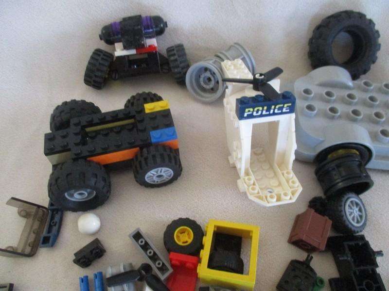 Box vintage 1984 Lego Technic forklift no 8843 (incomplete) plus a bag of over 200 real lego pieces