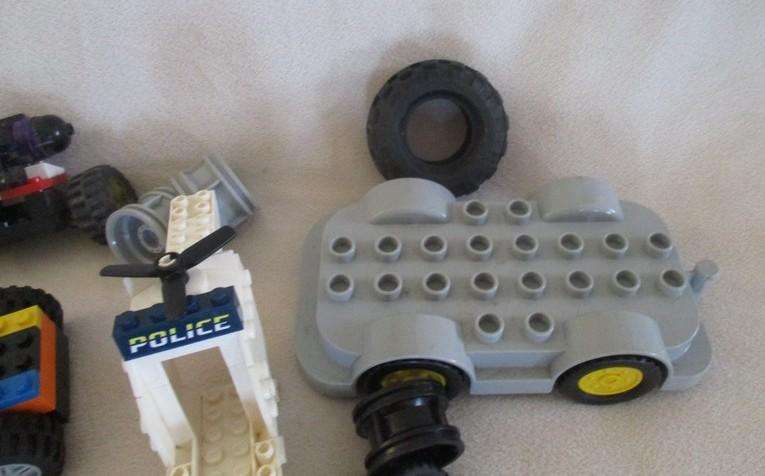 Box vintage 1984 Lego Technic forklift no 8843 (incomplete) plus a bag of over 200 real lego pieces