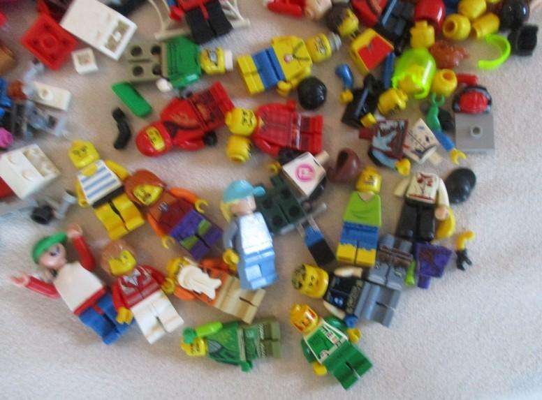A batch of over 2500 real Lego pieces - lots of figures and wheels