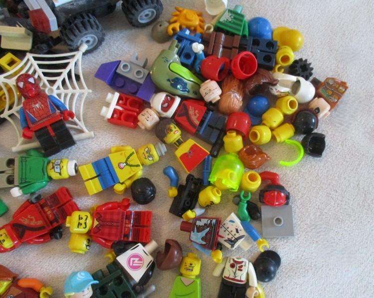 A batch of over 2500 real Lego pieces - lots of figures and wheels