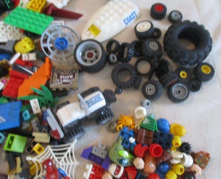 A batch of over 2500 real Lego pieces - lots of figures and wheels