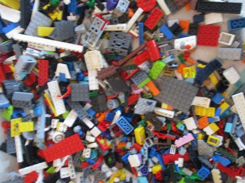 A batch of over 2500 real Lego pieces - lots of figures and wheels
