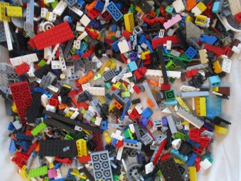 A batch of over 2500 real Lego pieces - lots of figures and wheels