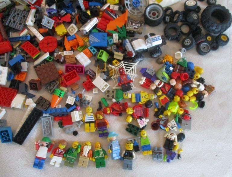 A batch of over 2500 real Lego pieces - lots of figures and wheels
