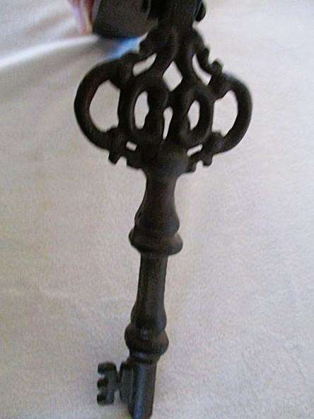 Vintage/antique heavy duty cast iron key-shaped door knocker