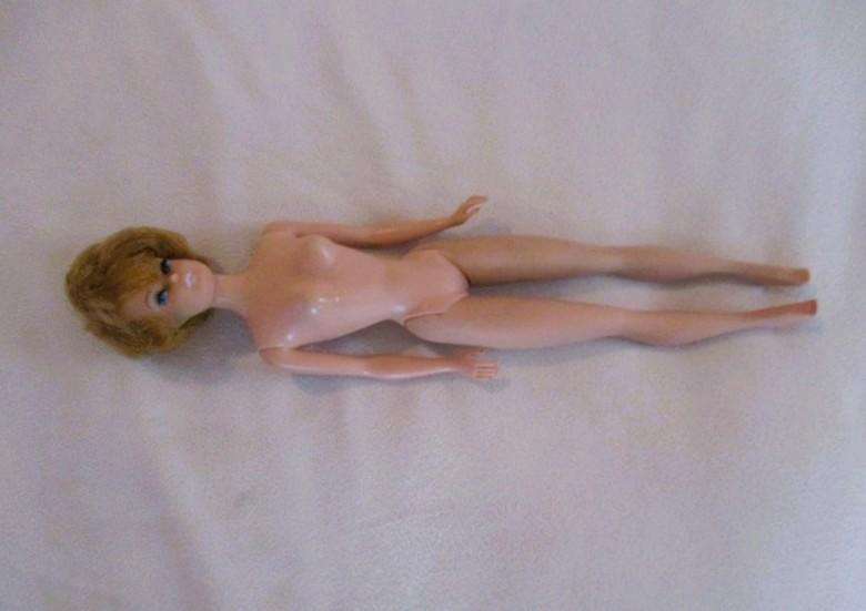 Ultra rare find! Vintage 1962 Mattel Barbie Bubble Cut Midge doll (with extra outfits)