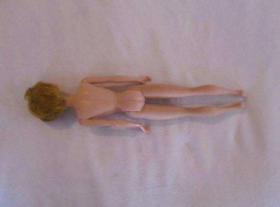 Ultra rare find! Vintage 1962 Mattel Barbie Bubble Cut Midge doll (with extra outfits)