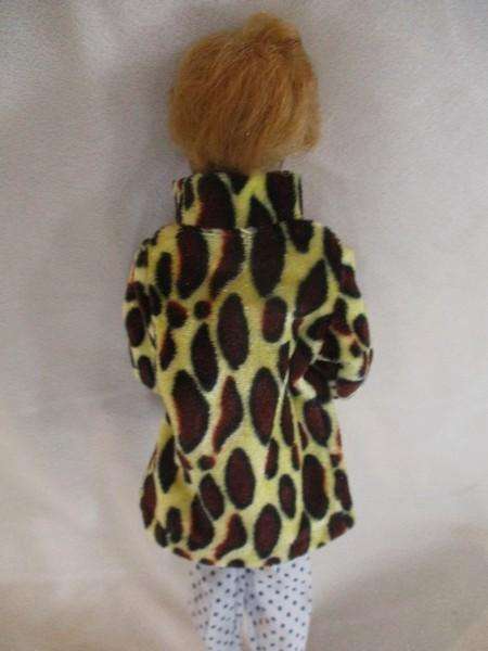 Ultra rare find! Vintage 1962 Mattel Barbie Bubble Cut Midge doll (with extra outfits)