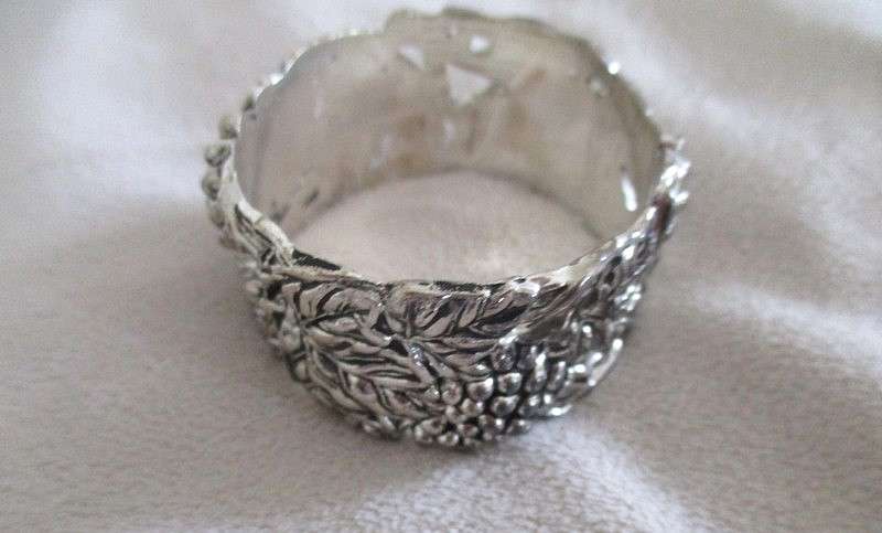 Four ornate silver plated antique finish napkin/serviette rings - original box - excellent condition