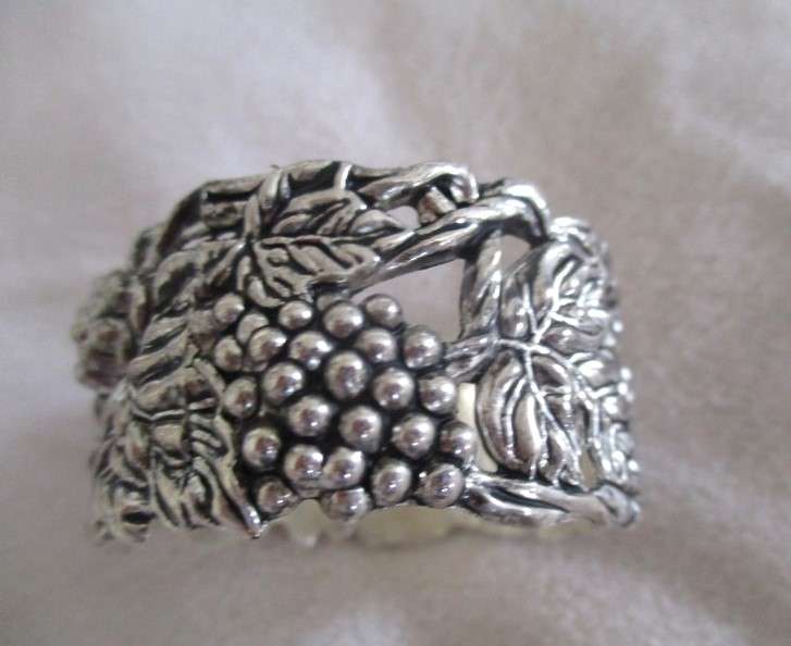 Four ornate silver plated antique finish napkin/serviette rings - original box - excellent condition