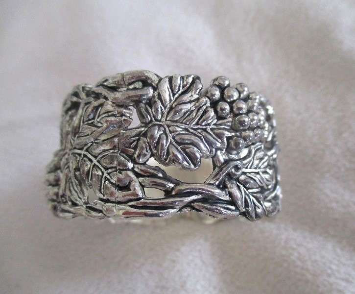 Four ornate silver plated antique finish napkin/serviette rings - original box - excellent condition