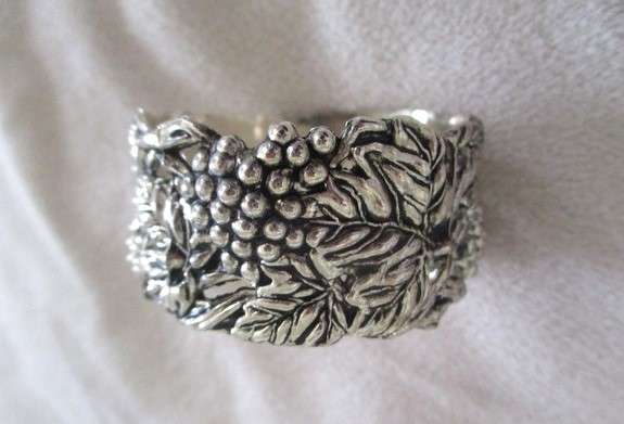Four ornate silver plated antique finish napkin/serviette rings - original box - excellent condition