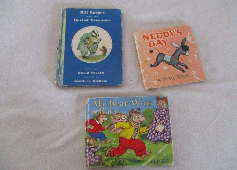 A big batch of fifteen miniature books for the collector