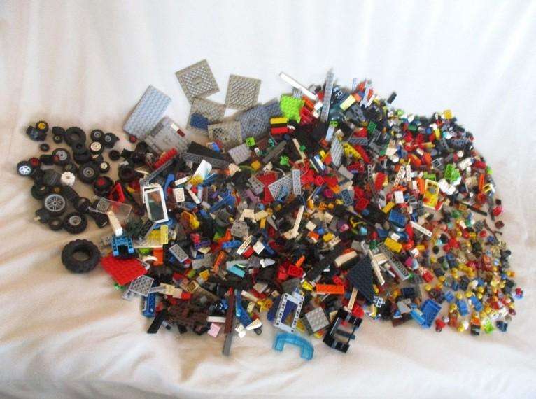 A batch of over 2500 real Lego pieces - lots of figures and wheels weighing 2.5kgs