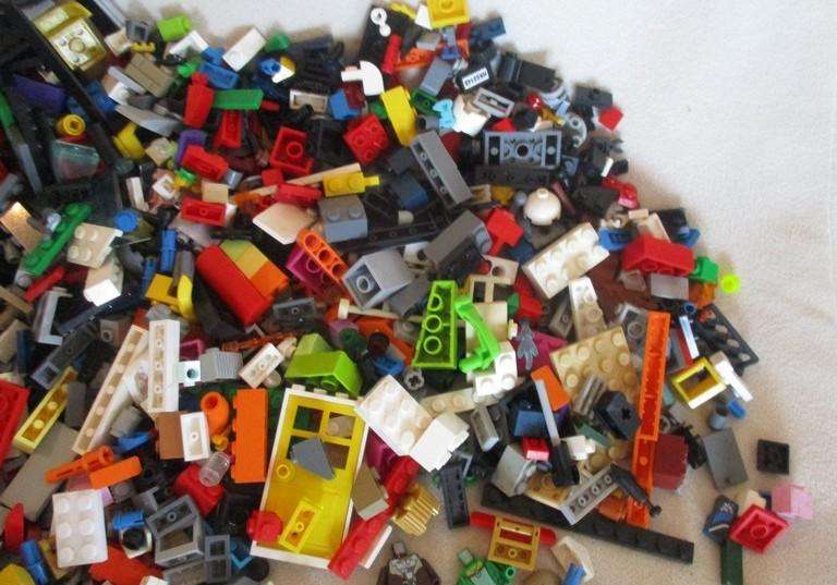 A batch of over 2500 real Lego pieces - lots of figures and wheels weighing 2.5kgs
