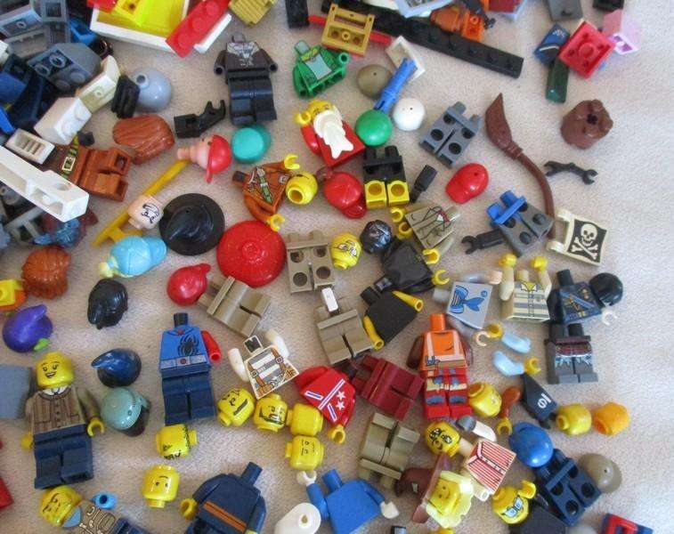 A batch of over 2500 real Lego pieces - lots of figures and wheels weighing 2.5kgs