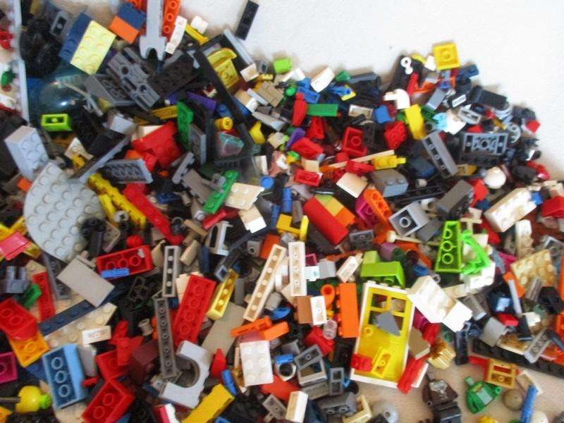 A batch of over 2500 real Lego pieces - lots of figures and wheels weighing 2.5kgs