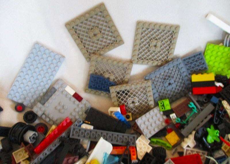 A batch of over 2500 real Lego pieces - lots of figures and wheels weighing 2.5kgs