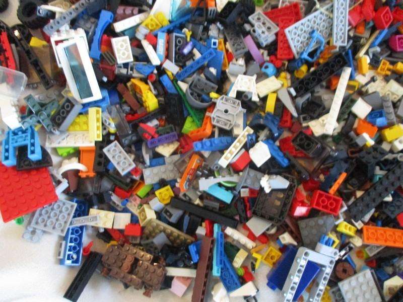 A batch of over 2500 real Lego pieces - lots of figures and wheels weighing 2.5kgs