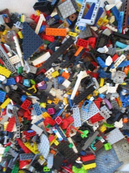 A batch of over 2500 real Lego pieces - lots of figures and wheels weighing 2.5kgs