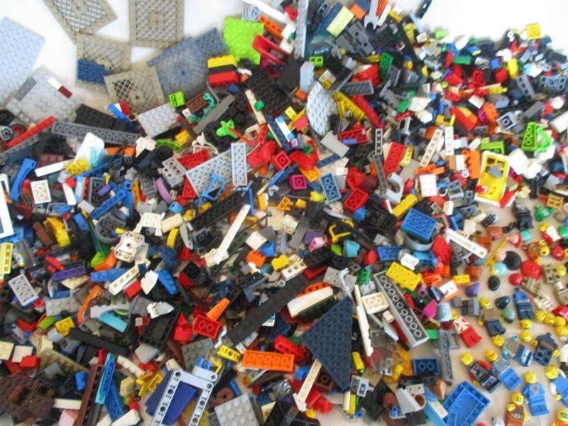 A batch of over 2500 real Lego pieces - lots of figures and wheels weighing 2.5kgs