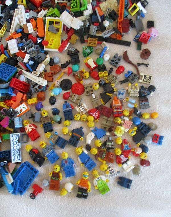 A batch of over 2500 real Lego pieces - lots of figures and wheels weighing 2.5kgs