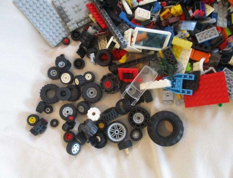 A batch of over 2500 real Lego pieces - lots of figures and wheels weighing 2.5kgs