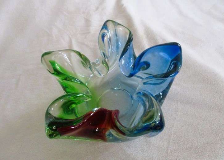 Beautiful hand blown vintage Murano Art Glass bowl in perfect condition