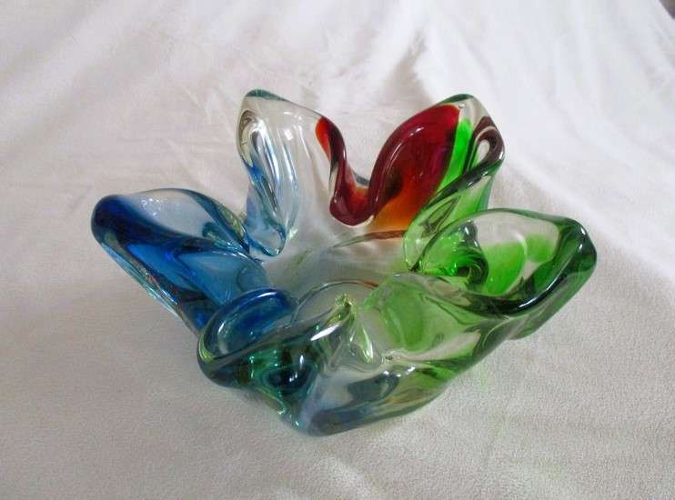 Beautiful hand blown vintage Murano Art Glass bowl in perfect condition