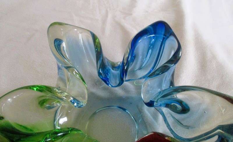 Beautiful hand blown vintage Murano Art Glass bowl in perfect condition