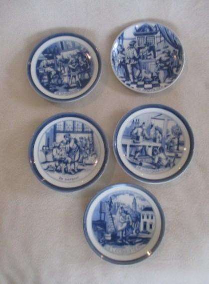 Five small Delft Oude Molen display plates