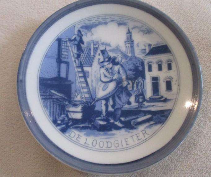 Five small Delft Oude Molen display plates