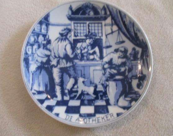 Five small Delft Oude Molen display plates
