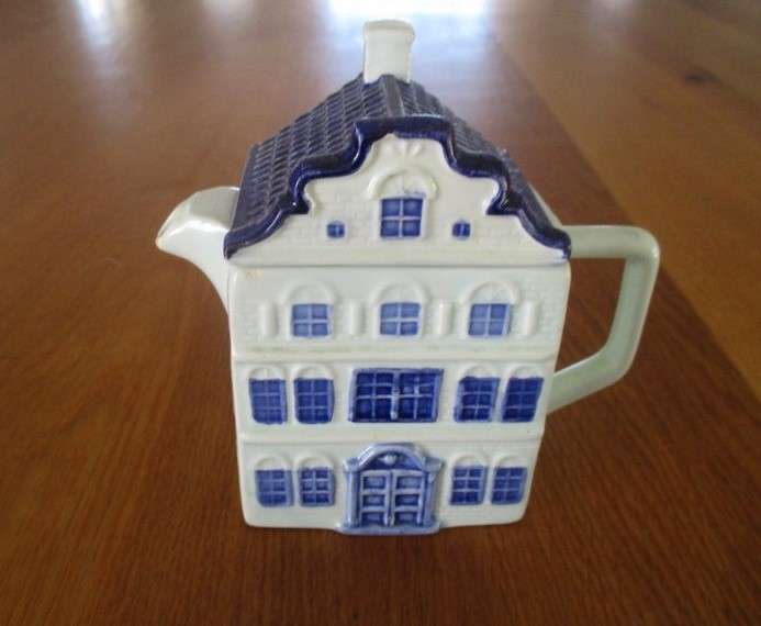Cute miniature Delfts blauw Canal House teapot to add to your KLM collection