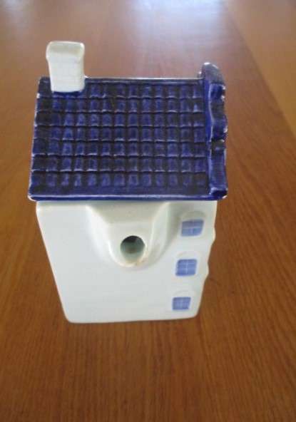 Cute miniature Delfts blauw Canal House teapot to add to your KLM collection