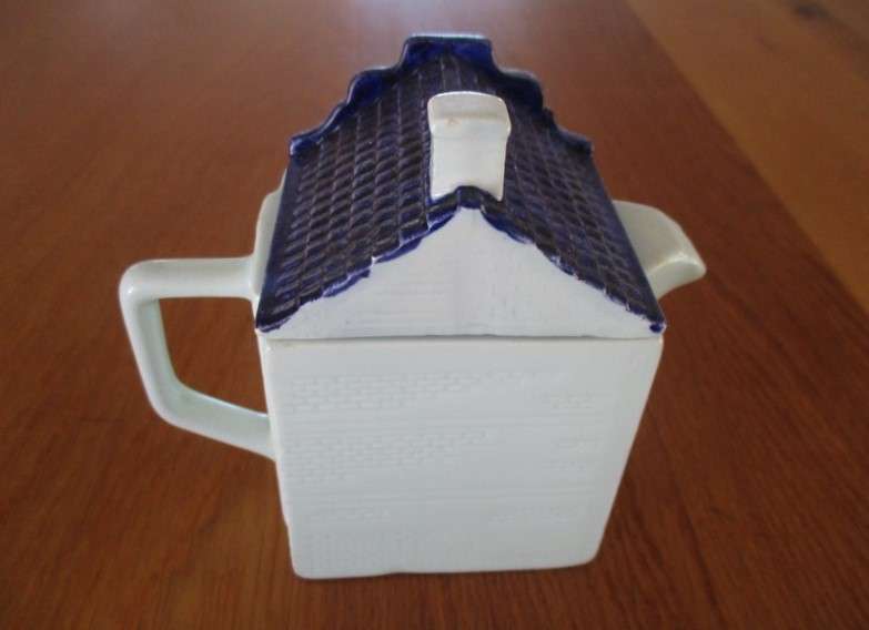 Cute miniature Delfts blauw Canal House teapot to add to your KLM collection
