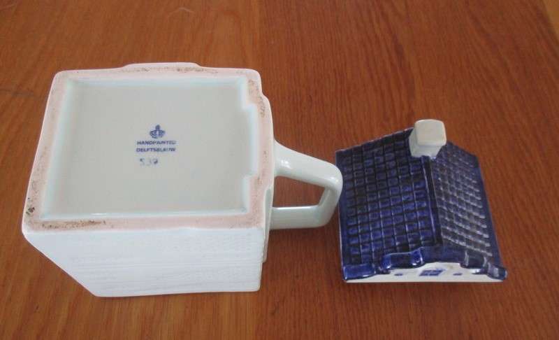 Cute miniature Delfts blauw Canal House teapot to add to your KLM collection