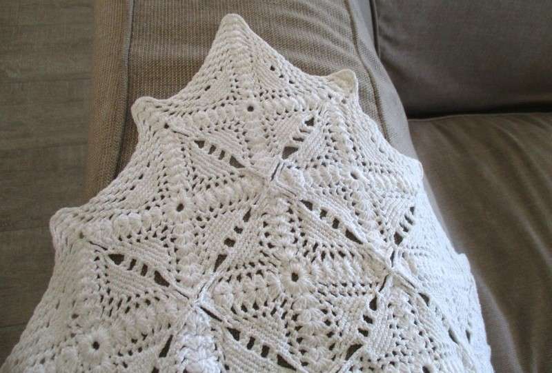 Very large,  heavy, expertly hand crocheted Table cloth/bed spread/throw - 2.78m x 2.58m