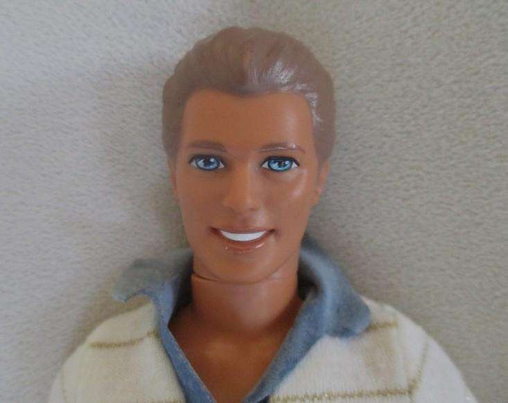 Barbie's boyfriend - 1990's Mattel Pearl Beach Ken doll with knees that bend