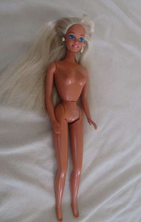 Vintage Mattel Barbie doll with long soft hair and original earrings -  Knees bend