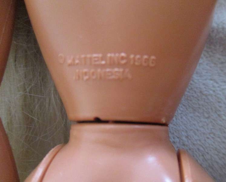 Vintage Mattel Barbie doll with long soft hair and original earrings -  Knees bend