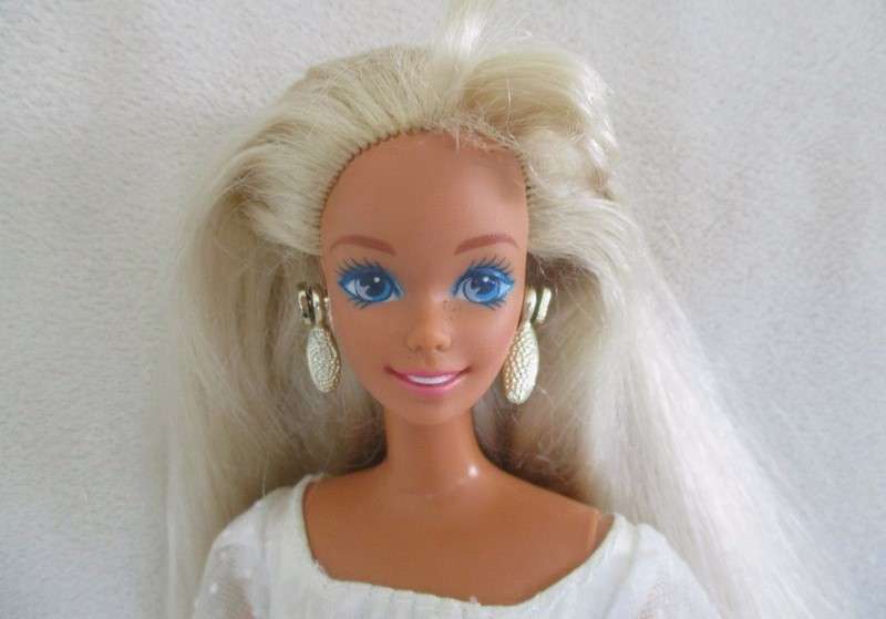 Vintage Mattel Barbie doll with long soft hair and original earrings -  Knees bend