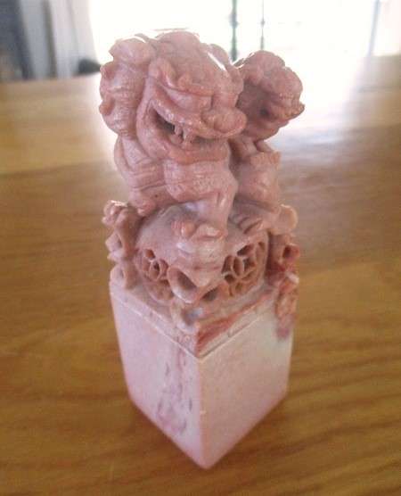 A Chinese seal carved from stone (Rose Agate?) - intricately carved Foo dogs/lions
