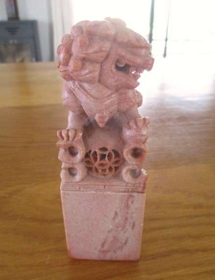 A Chinese seal carved from stone (Rose Agate?) - intricately carved Foo dogs/lions