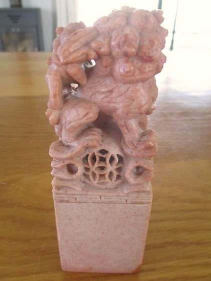 A Chinese seal carved from stone (Rose Agate?) - intricately carved Foo dogs/lions