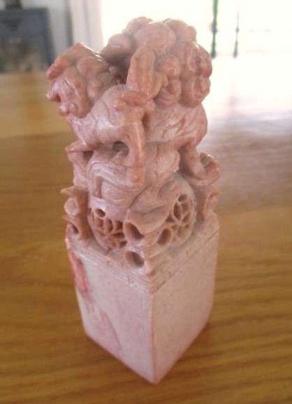 A Chinese seal carved from stone (Rose Agate?) - intricately carved Foo dogs/lions